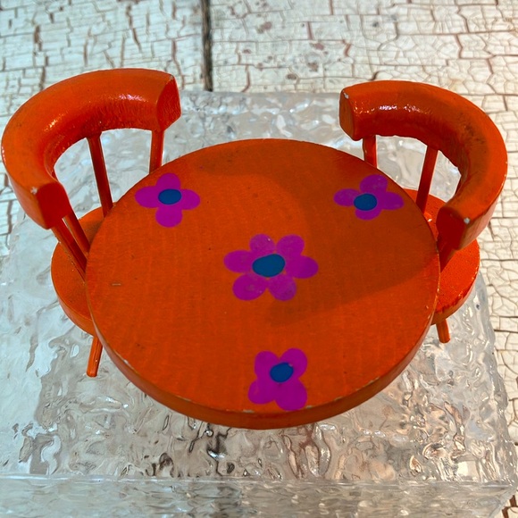 Dollhouse table and two chairs - Picture 2 of 6